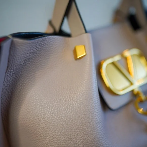 Valentino Garavani VLogo Tote Leather Small - Picture 15 of 16